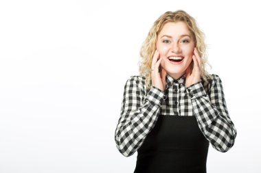 kıvırcık saçlı mutlu sarışın gülümseyerek