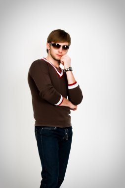 sarışın adam modern kazak ve güneş gözlüğü