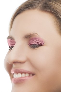 Genç sarışın bir kadın gülümseyerek ve profil yan çekim portre