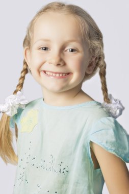 gülümseyen güzel küçük çocuk