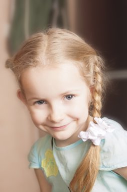 tatlı bir sarışın küçük kız gülümseyerek portresi