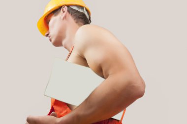 Koruyucu Oluşturucusu kask içinde bir adam portresi