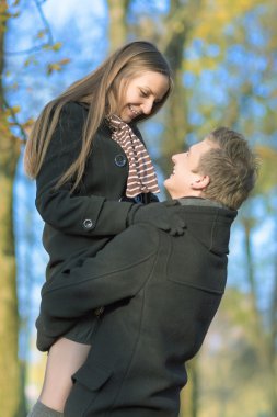 iki yakın arkadaşlarım dışarıda kucaklayan