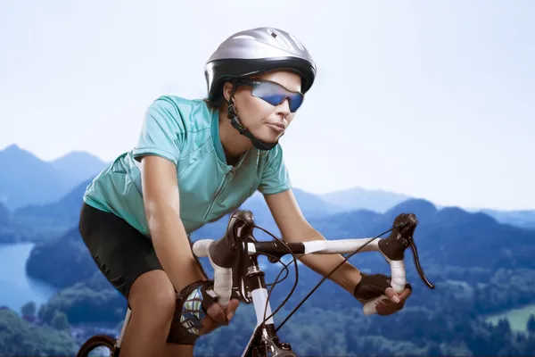 Dağların üzerinden bisiklet genç bir kadın portresi