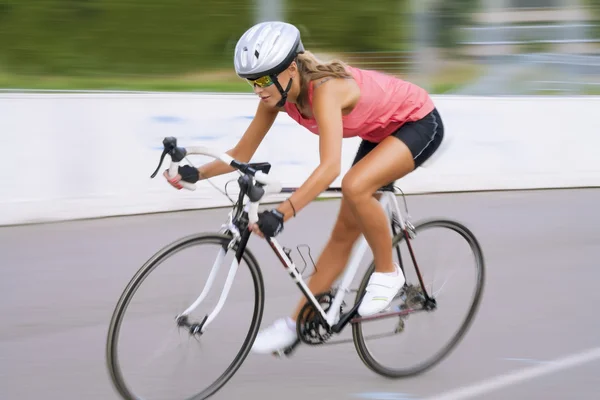 açık havada hızlı bisiklet sürme