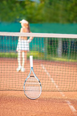 Tenis oynayan bir genç kadın silueti düşük Bölüm görünümü