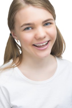 gülümseyen genç sarışın kız