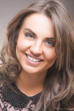 sevimli genç bayan portresi