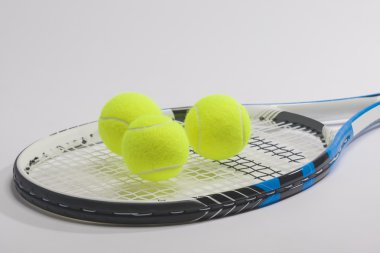 Tenis raketi ve üç top closeup