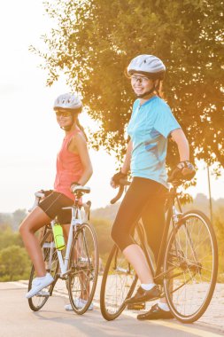 birlikte oturan iki kadın sporcular