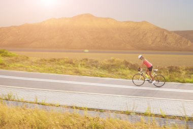Bisiklet dağların yakınlarında bir kadın portresi