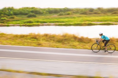 Genç beyaz kadın atlet sürme spor Bisiklet açık havada
