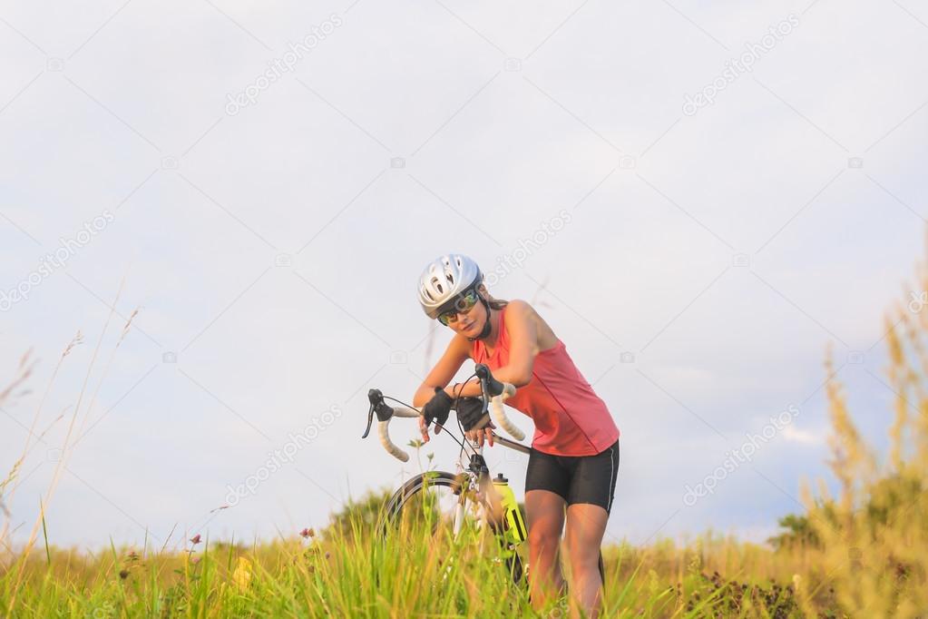 femme sportive à bicyclette