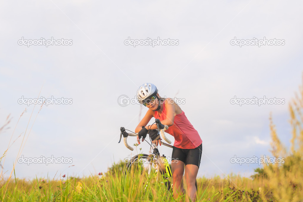 femme sportive à bicyclette