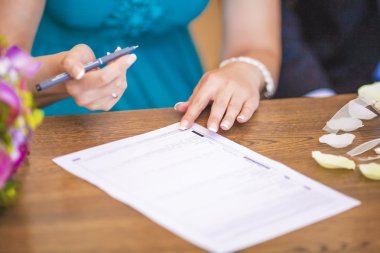 evlilik sözleşmesi imzalamadan önce kadının elleri closeup