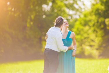 mutlu bir orta yaşlı çift birlikte açık havada