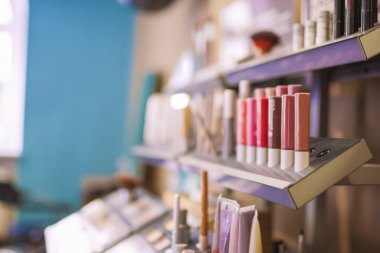 çok çeşitli kozmetik'ın araçları stand