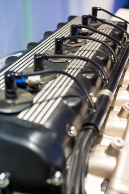 Altı silindir otomobilin motoru kapatmak. arka plan üzerinde bulanık
