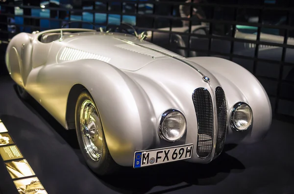 Münih, Almanya-17 Haziran 2012: bmw 328 yarış arabası BMW stand