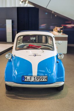 Münih, Almanya-17 Haziran 2012: bmw Isetta küçük araba gösterisinde üzerinde