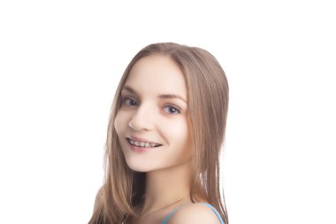 dişler köşeli giyen genç beyaz kız portresi