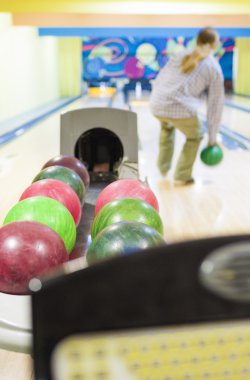 Aktif kişi Bahçesi bowling bowling topu l atar.