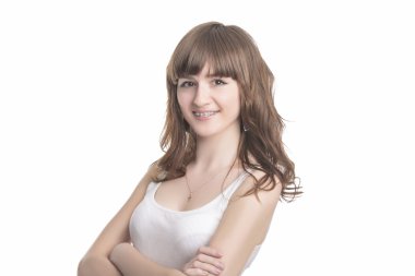 dişlerde destekleri ile güzel bir genç kadın