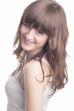 dişlerini parantez ile mutlu beyaz kız