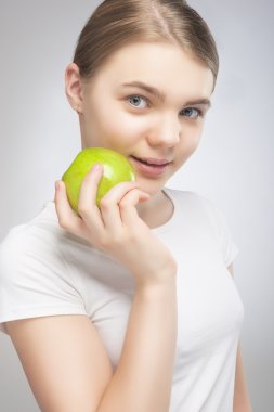 Yeşil elma holding beyaz genç kız