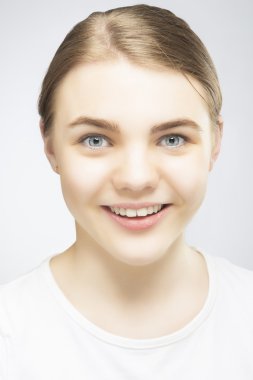 doğal genç beyaz mutlu görünümlü genç kız portresi