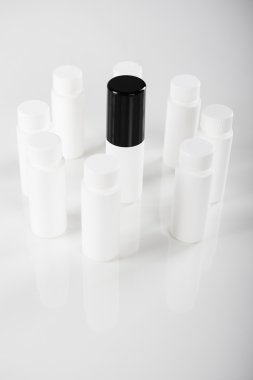 siyah beyaz benzer olanlar tarafından çevrili başlığı ile yüksek şişe: