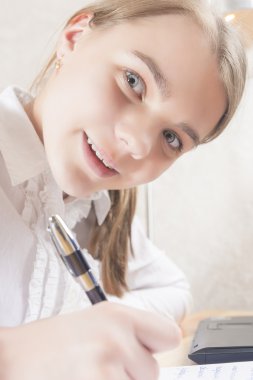 mutlu beyaz genç wrtiing portresi