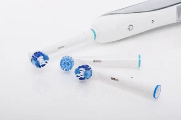 birkaç boş kafalı birlikte modern elektrikli diş fırçası