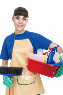 temizleme aksesuarları ile gülümseyen beyaz kadın hizmetçi