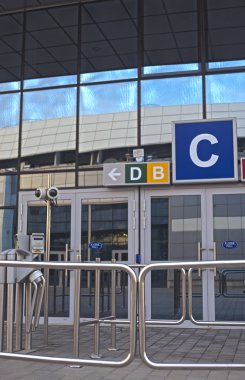 Güvenlik kontrol-nokta önünde bir minsk-a ve giriş