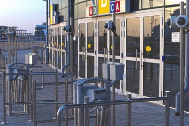 Güvenlik kontrol-nokta önünde bir minsk-a ve giriş