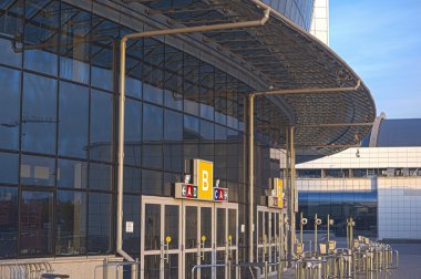 Güvenlik kontrol-nokta önünde bir minsk-a ve giriş
