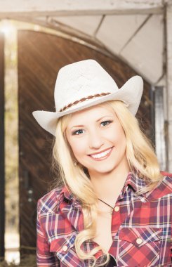 şehvetli gülümseyen mutlu sarışın cowgirl giyim stetson portresi