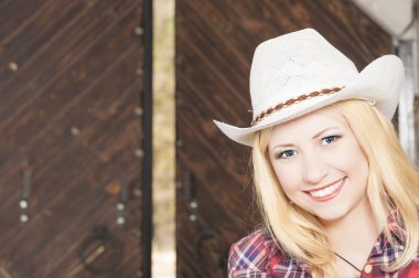 Stetson giyen güzel şehvetli gülümseyen mutlu sarışın cowgirl