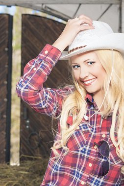 mutlu seksi sarışın cowgirl çiftlik içine gülümsüyor