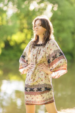 oynak bahavour su ile açık havada beyaz kız