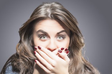 şaşırdım ve sessiz kadın modeli gri backg karşı portresi