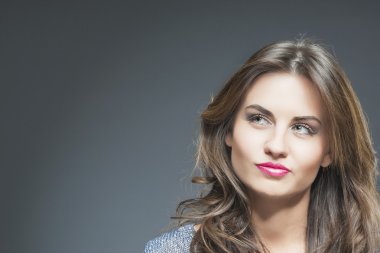 düşünceli esmer kadın ona bir gülümseme ile portre portre 