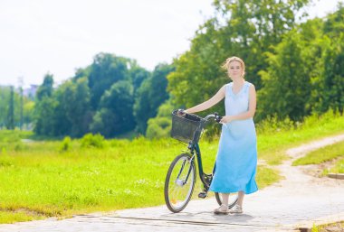 parkta bir yürüyüş olan genç ve güzel beyaz blond 