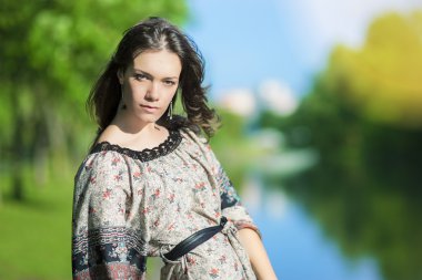 nehrin karşı açık havada poz şehvetli beyaz kız