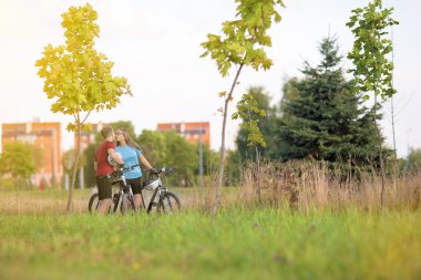 Genç sportif motorcu kaç gün güneşli havada
