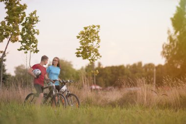 Beyaz motorcu çift doğa çevre boyunca bir yürüyüş alarak