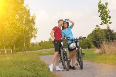 Genç sportif motorcu kaç gün güneşli havada