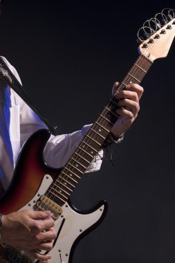 eller erkek gitar çalar closeup