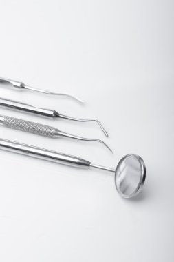 Beyaz arka plan üzerinde ana temel dişçi aletleri